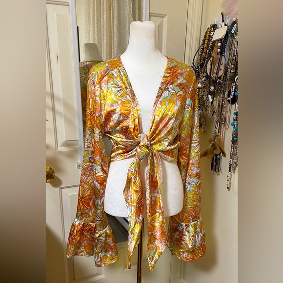 L.I.F.E. Tops - Preowned Floral Tie-Front bell sleeve Blouse can be worn 2 ways